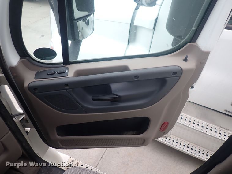 image for item DQ2979 2014 Freightliner Cascadia Evolution  semi truck