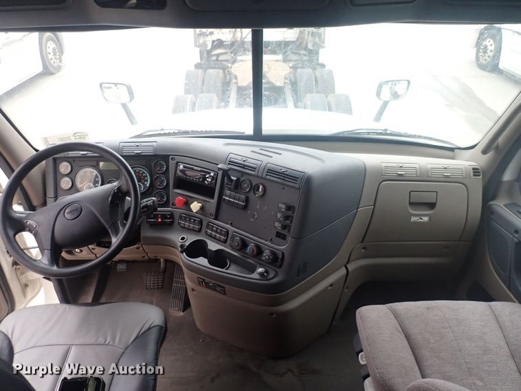 image for item DQ2979 2014 Freightliner Cascadia Evolution  semi truck