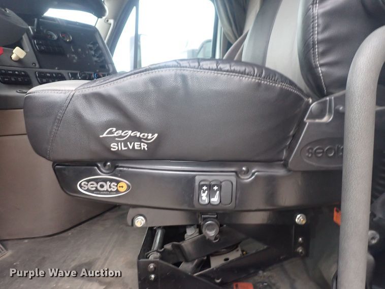 image for item DQ2979 2014 Freightliner Cascadia Evolution  semi truck