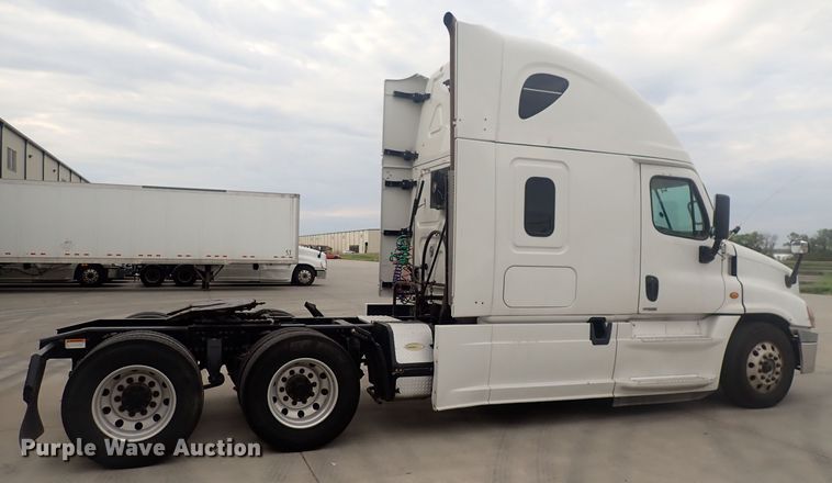 image for item DQ2980 2016 Freightliner Cascadia Evolution  semi truck