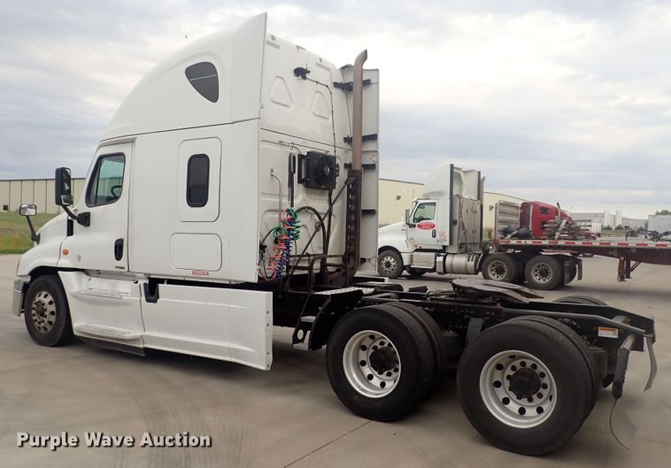 image for item DQ2980 2016 Freightliner Cascadia Evolution  semi truck