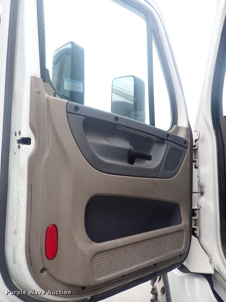 image for item DQ2980 2016 Freightliner Cascadia Evolution  semi truck