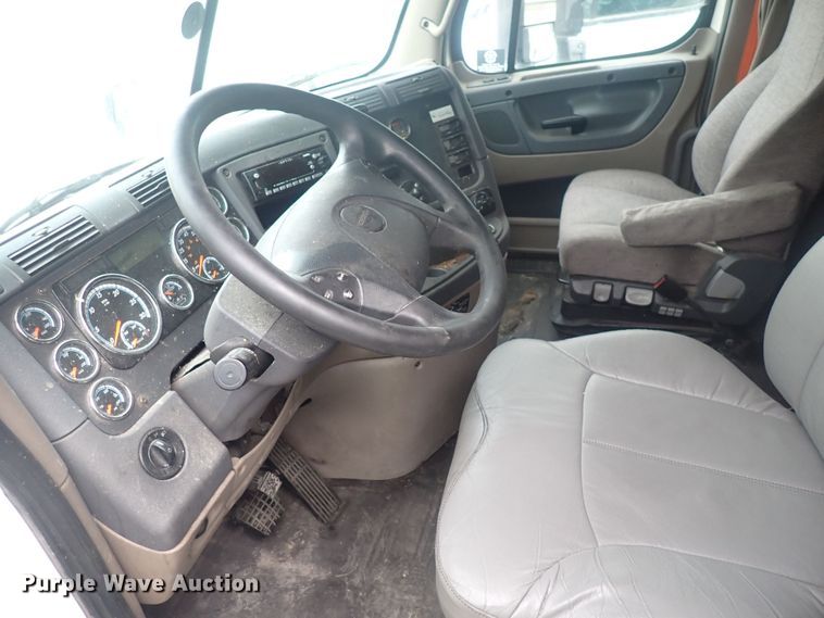 image for item DQ2980 2016 Freightliner Cascadia Evolution  semi truck