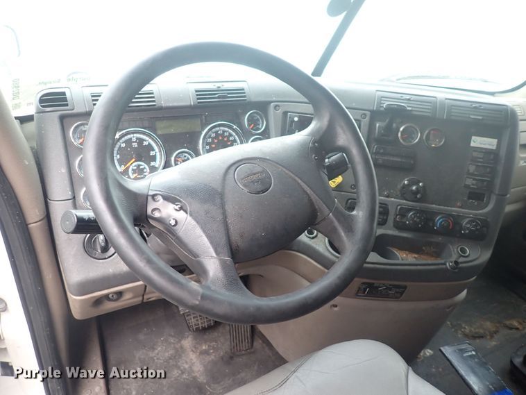 image for item DQ2980 2016 Freightliner Cascadia Evolution  semi truck