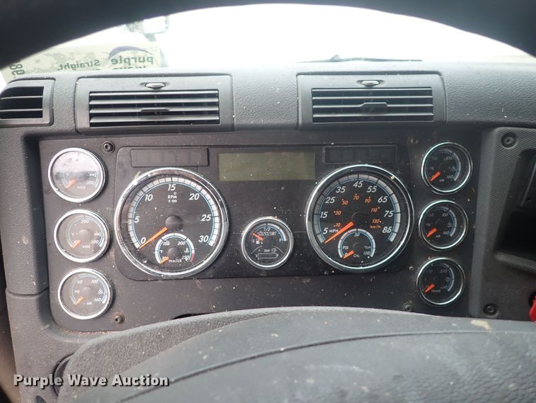 image for item DQ2980 2016 Freightliner Cascadia Evolution  semi truck