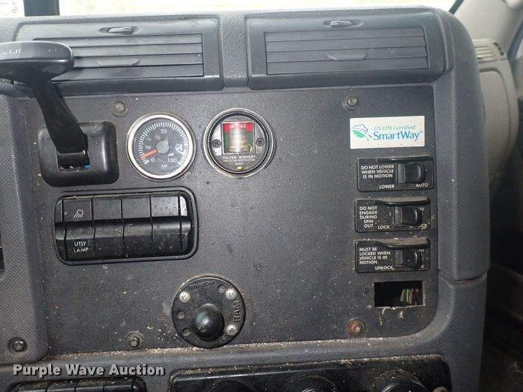 image for item DQ2980 2016 Freightliner Cascadia Evolution  semi truck