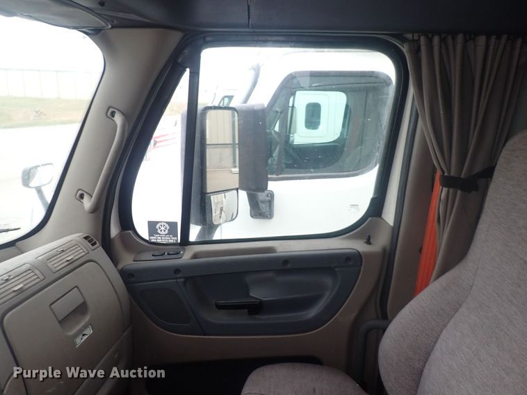 image for item DQ2980 2016 Freightliner Cascadia Evolution  semi truck