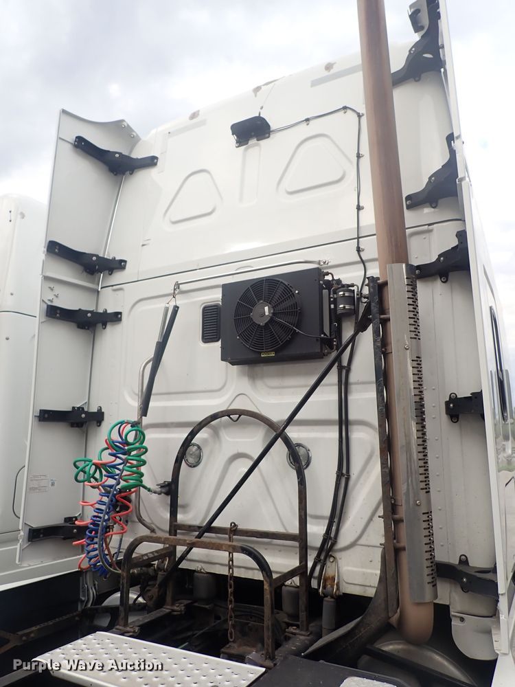 image for item DQ2980 2016 Freightliner Cascadia Evolution  semi truck