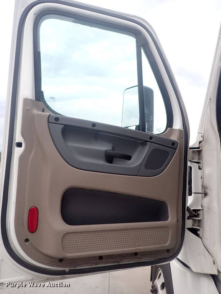 image for item DQ2981 2016 Freightliner Cascadia Evolution  semi truck