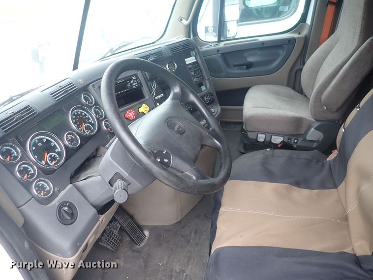 image for item DQ2981 2016 Freightliner Cascadia Evolution  semi truck