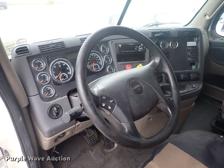 image for item DQ2981 2016 Freightliner Cascadia Evolution  semi truck