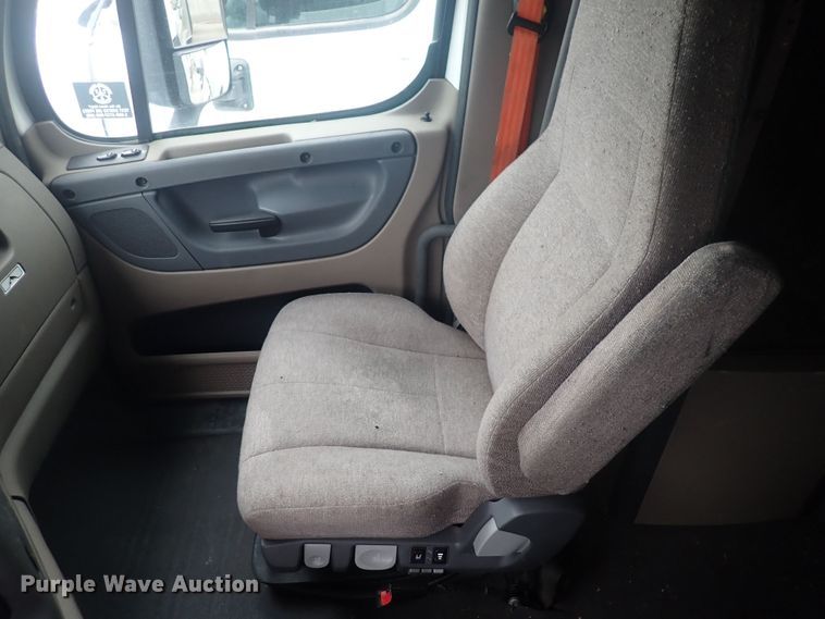 image for item DQ2981 2016 Freightliner Cascadia Evolution  semi truck