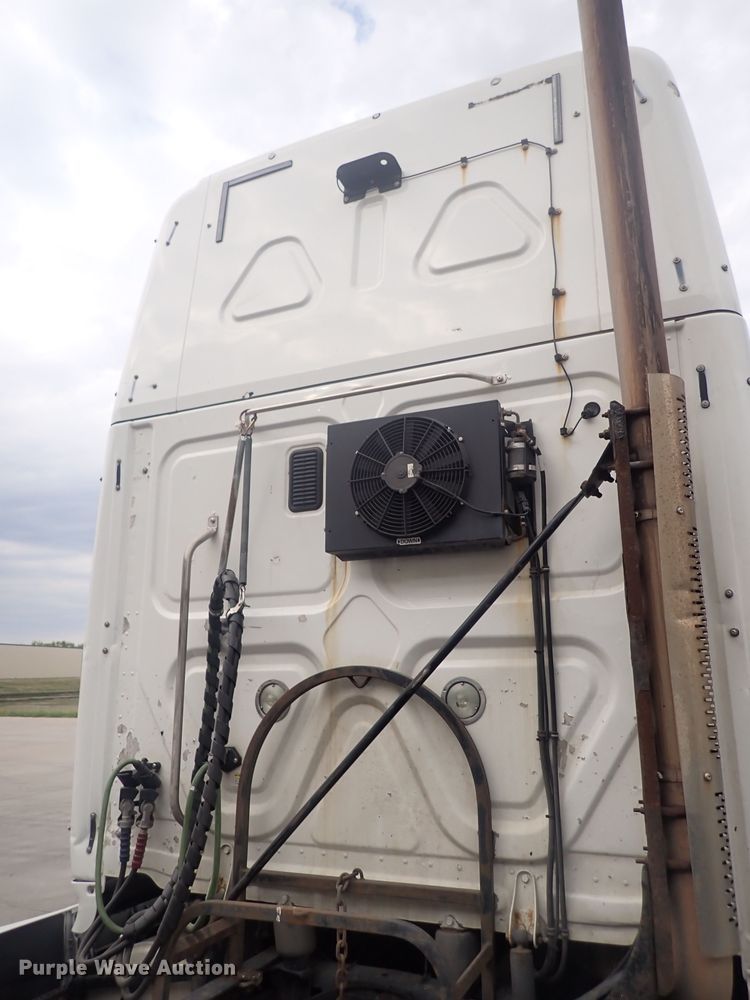 image for item DQ2981 2016 Freightliner Cascadia Evolution  semi truck