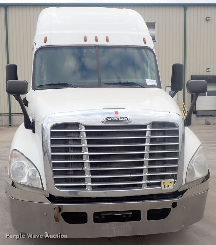image for item DQ2982 2016 Freightliner Cascadia Evolution  semi truck