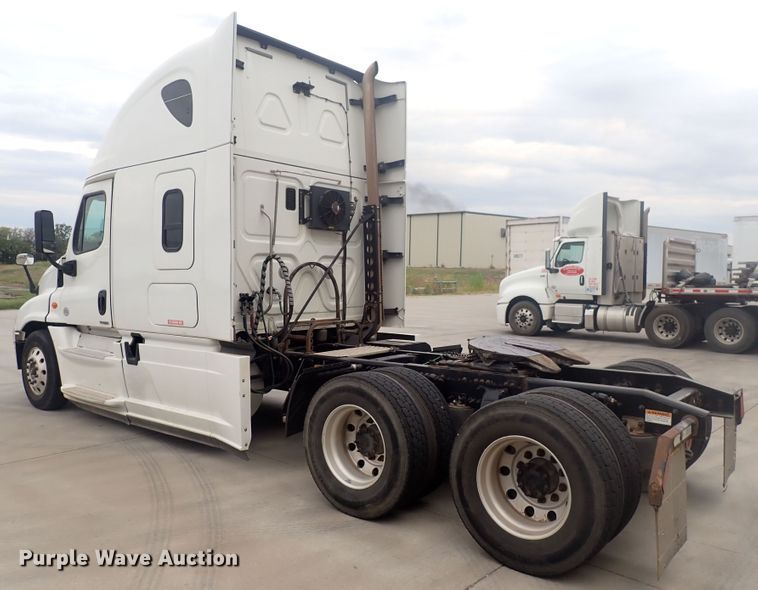 image for item DQ2982 2016 Freightliner Cascadia Evolution  semi truck