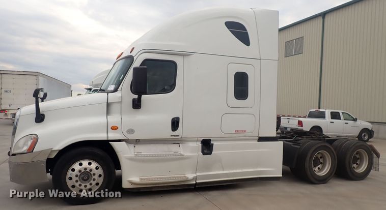 image for item DQ2982 2016 Freightliner Cascadia Evolution  semi truck