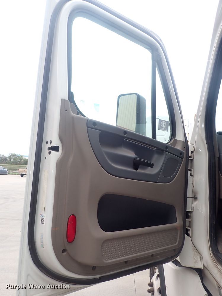 image for item DQ2982 2016 Freightliner Cascadia Evolution  semi truck