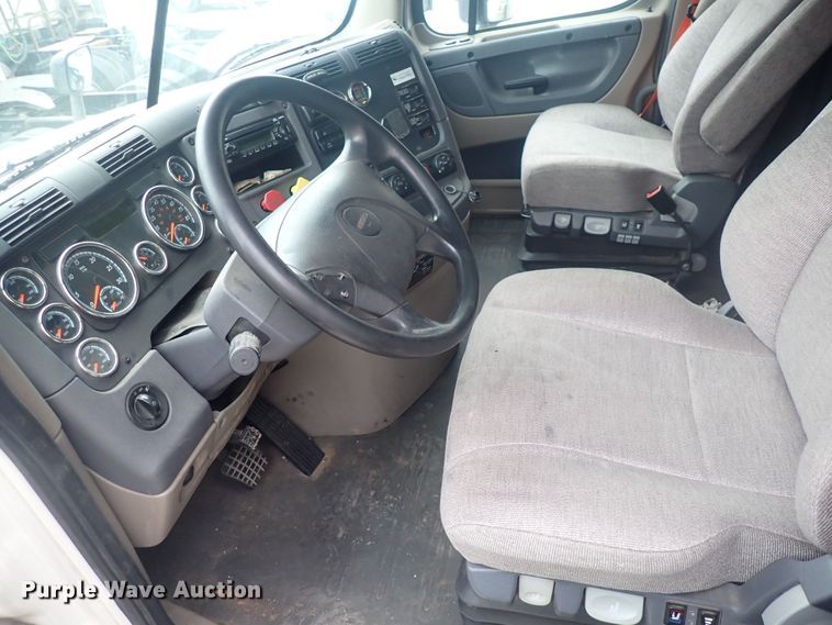 image for item DQ2982 2016 Freightliner Cascadia Evolution  semi truck