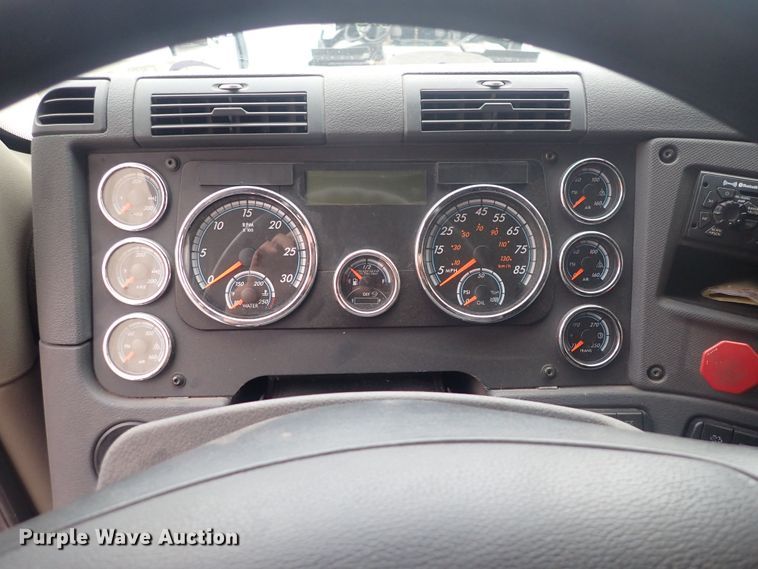 image for item DQ2982 2016 Freightliner Cascadia Evolution  semi truck