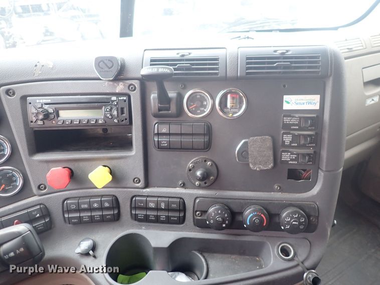 image for item DQ2982 2016 Freightliner Cascadia Evolution  semi truck