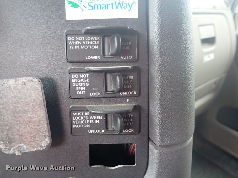 image for item DQ2982 2016 Freightliner Cascadia Evolution  semi truck