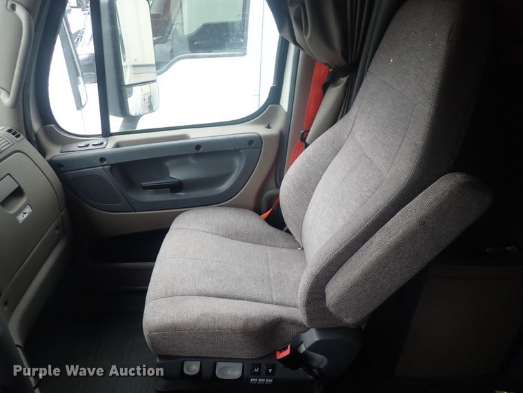 image for item DQ2982 2016 Freightliner Cascadia Evolution  semi truck