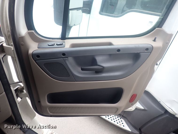 image for item DQ2982 2016 Freightliner Cascadia Evolution  semi truck