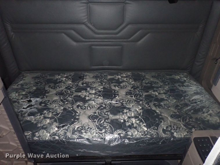 image for item DQ2982 2016 Freightliner Cascadia Evolution  semi truck