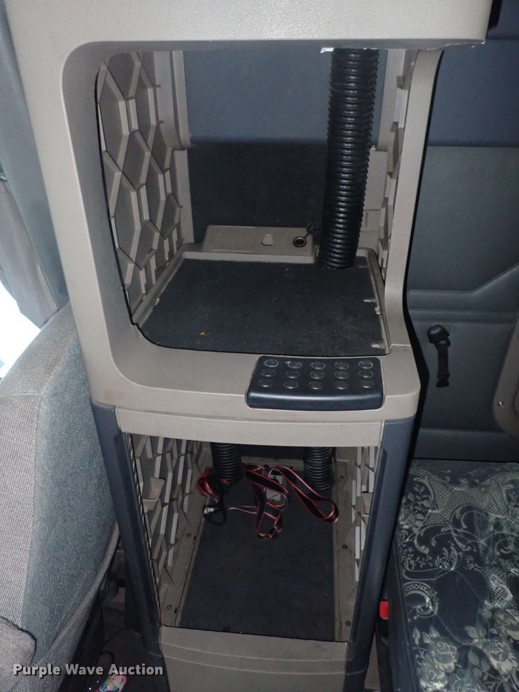 image for item DQ2982 2016 Freightliner Cascadia Evolution  semi truck