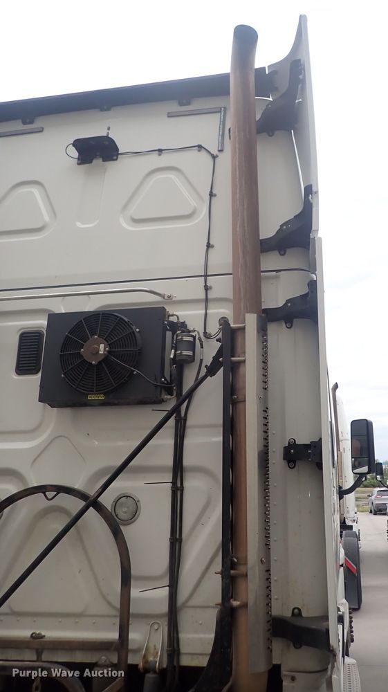 image for item DQ2982 2016 Freightliner Cascadia Evolution  semi truck