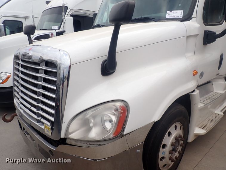 image for item DQ2982 2016 Freightliner Cascadia Evolution  semi truck