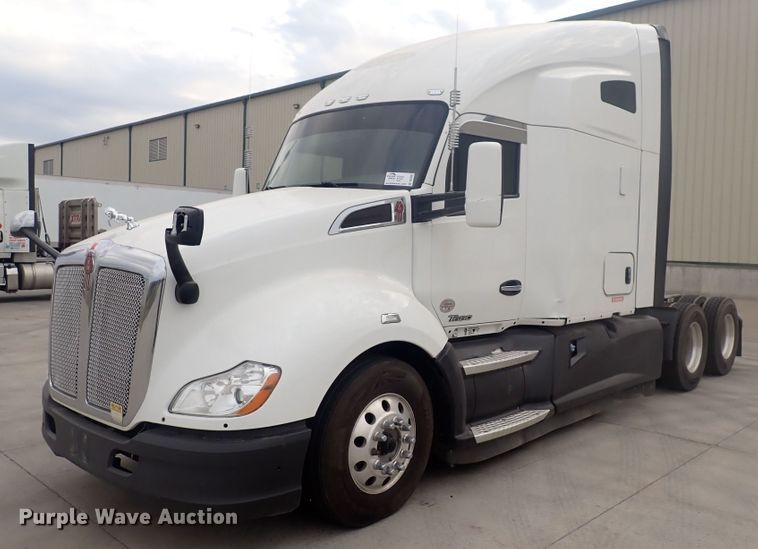 image for item DQ2983 2017 Kenworth T680  semi truck