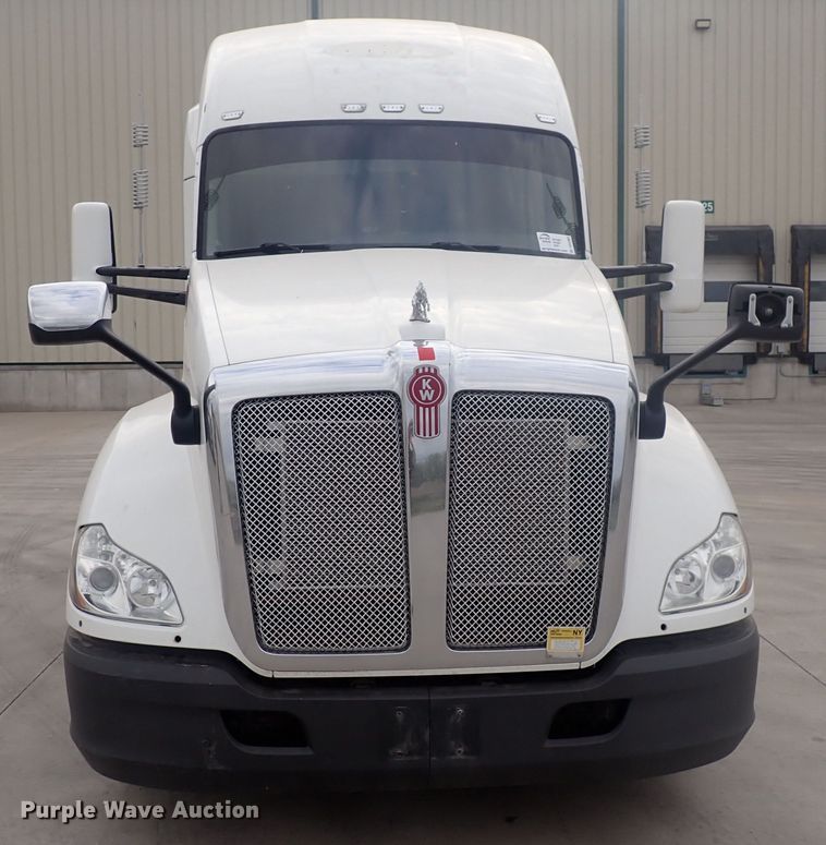 image for item DQ2983 2017 Kenworth T680  semi truck