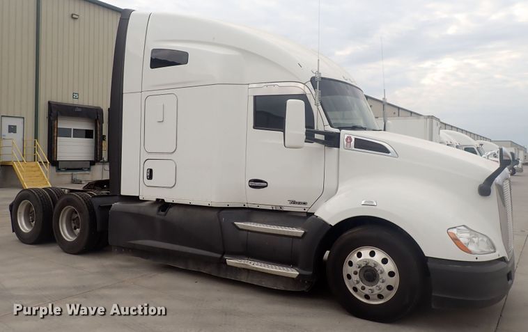 image for item DQ2983 2017 Kenworth T680  semi truck