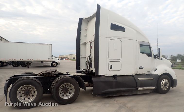 image for item DQ2983 2017 Kenworth T680  semi truck