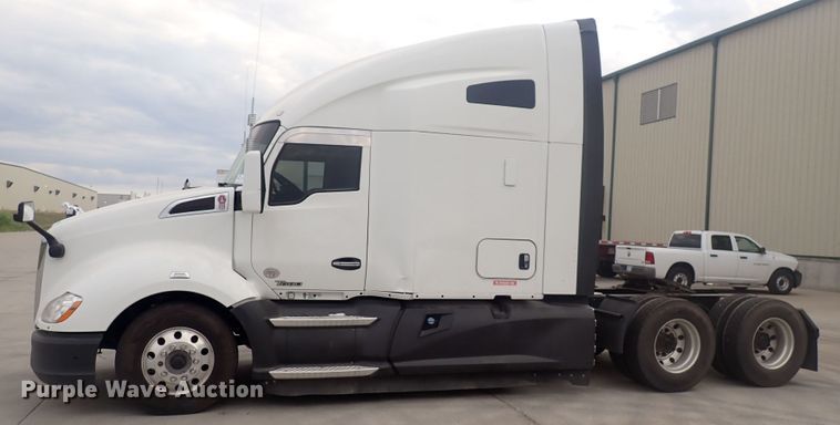 image for item DQ2983 2017 Kenworth T680  semi truck