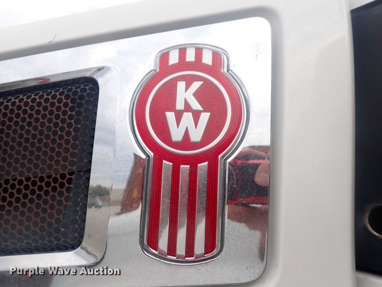 image for item DQ2983 2017 Kenworth T680  semi truck