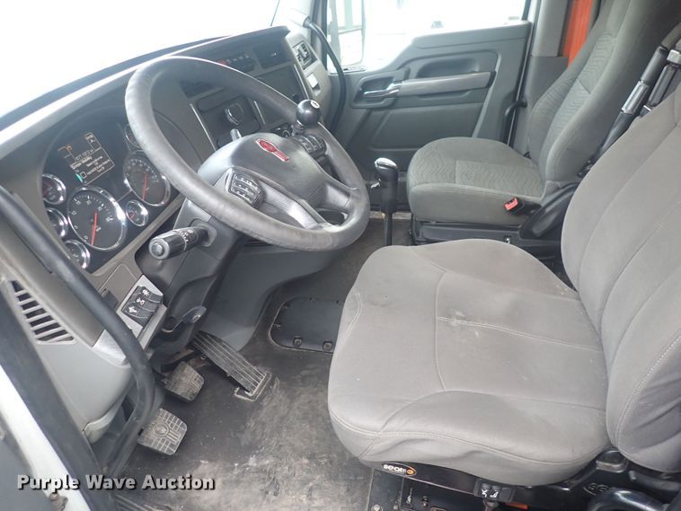 image for item DQ2983 2017 Kenworth T680  semi truck