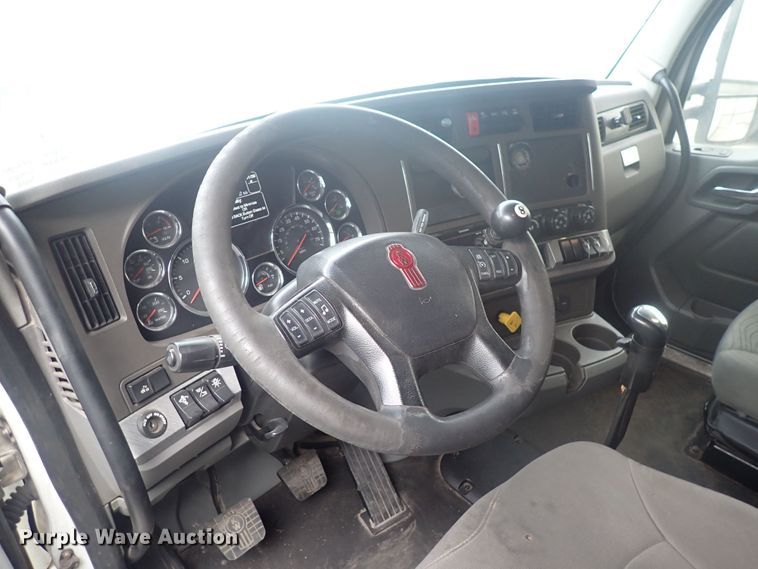 image for item DQ2983 2017 Kenworth T680  semi truck