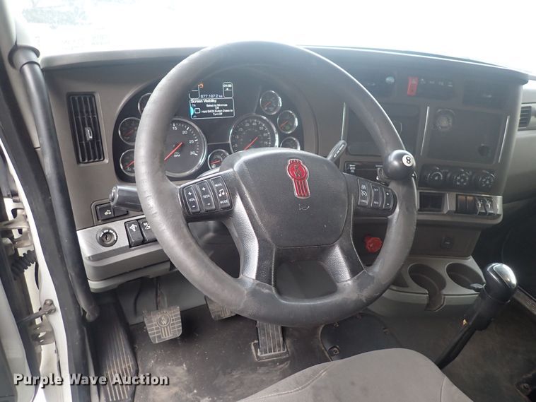 image for item DQ2983 2017 Kenworth T680  semi truck