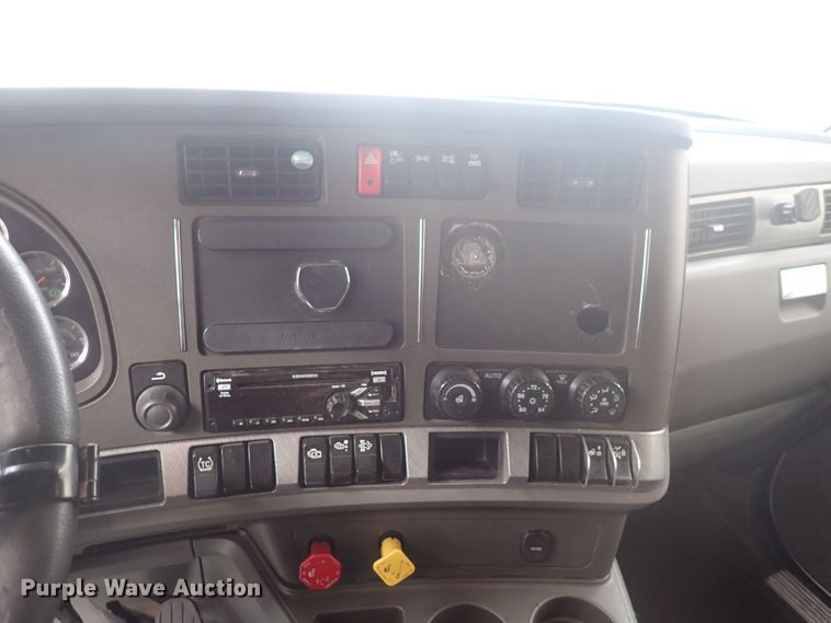 image for item DQ2983 2017 Kenworth T680  semi truck