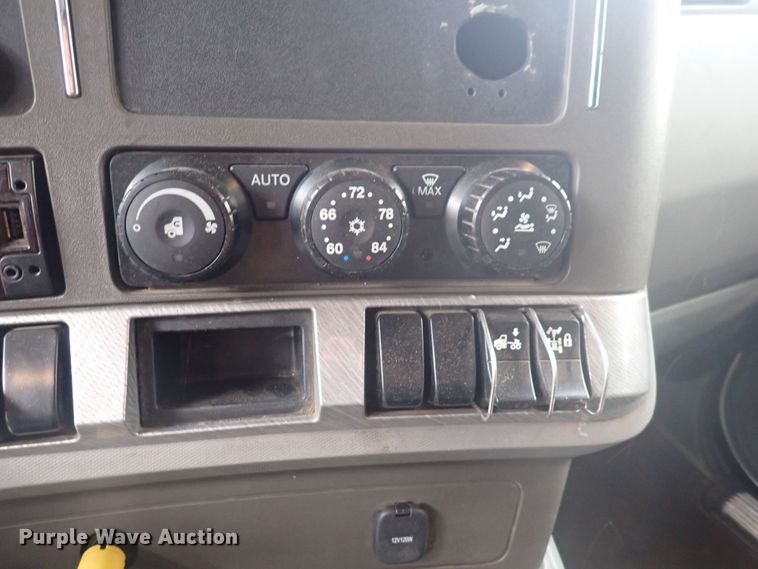 image for item DQ2983 2017 Kenworth T680  semi truck