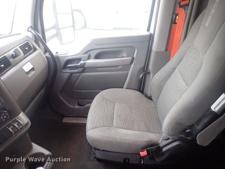 image for item DQ2983 2017 Kenworth T680  semi truck