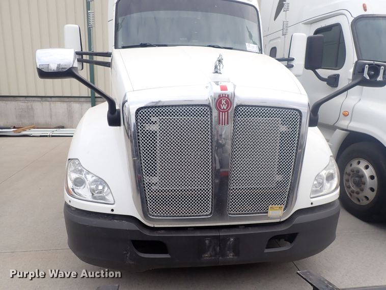 image for item DQ2983 2017 Kenworth T680  semi truck