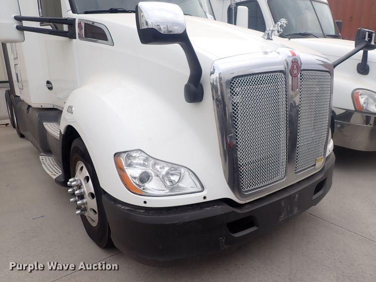 image for item DQ2983 2017 Kenworth T680  semi truck