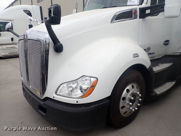 image for item DQ2983 2017 Kenworth T680  semi truck