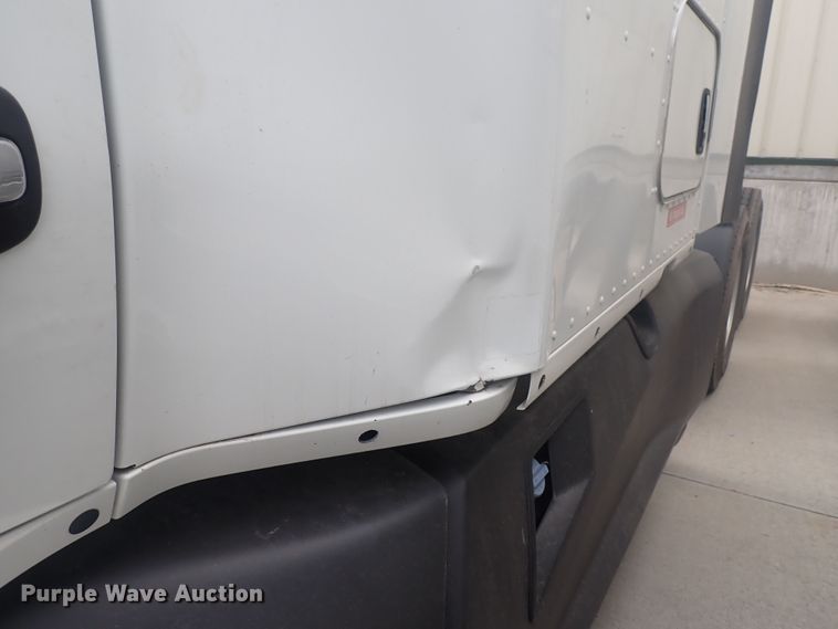 image for item DQ2983 2017 Kenworth T680  semi truck