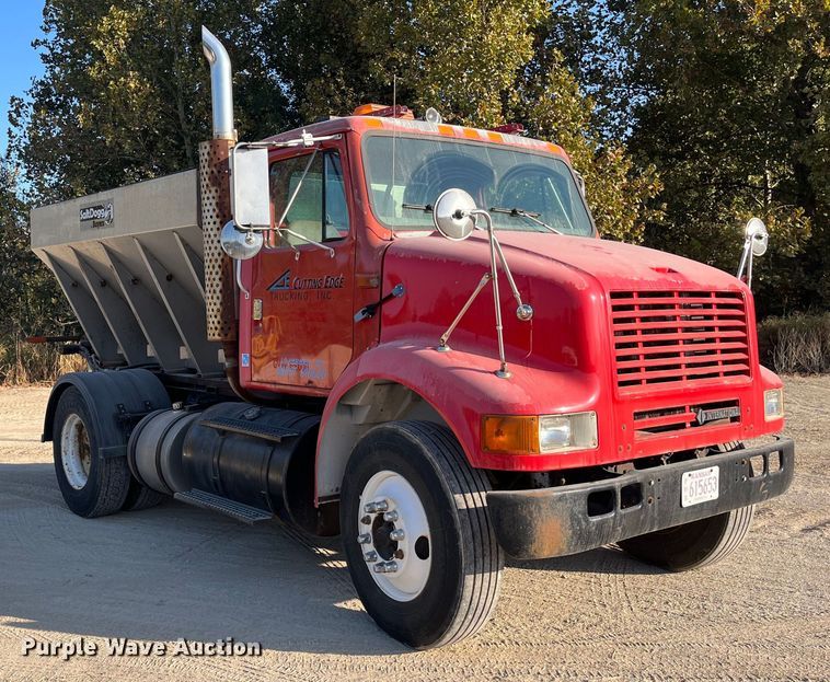 image for item DR7263 2000 International 8100  spreader truck