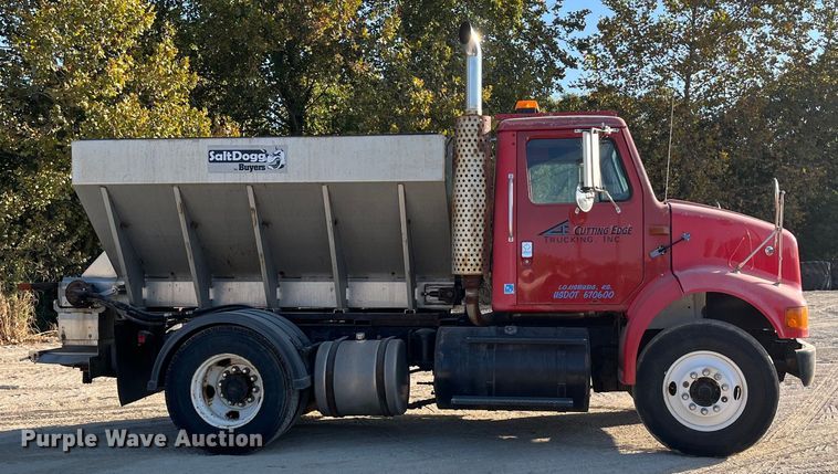 image for item DR7263 2000 International 8100  spreader truck