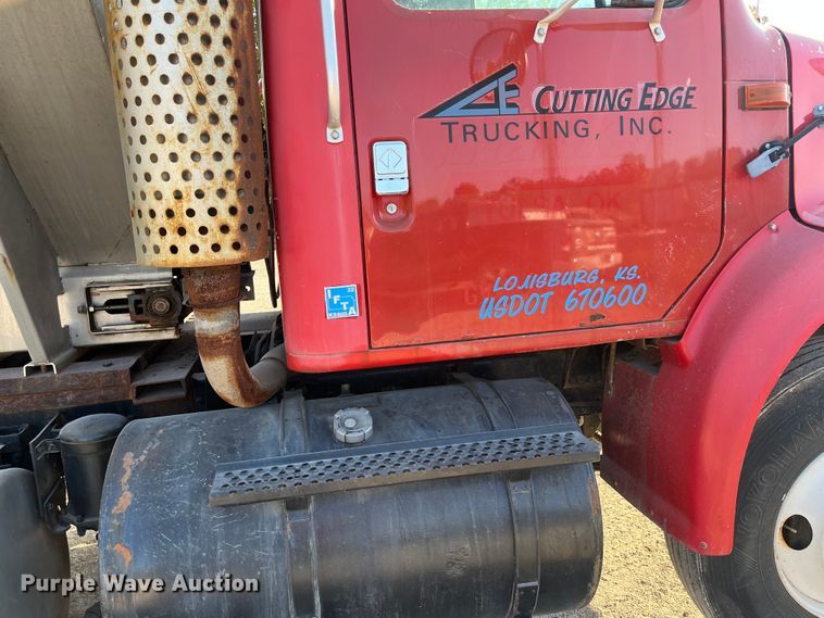 image for item DR7263 2000 International 8100  spreader truck